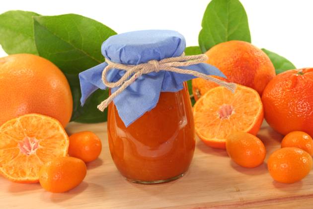 IMAGO Creative, Jahreszeit Sommer, Food, Marmelade kochen Orange marmalade with different Citrus fruits on a wooden board Copyright: xMarenxWischnewskix xDesignxPicsx , 31139710 Copyright: MarenxWischnewskix xDesignxPics 31139710