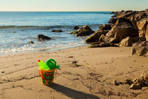 RECORD DATE NOT STATED Colorful small and plastic toys on a sand beach with a view of the sea *** farbenfroh kleine und Plastik Spielzeug am einer sandigen Strand mit einer Ansicht des der Meer 6260315