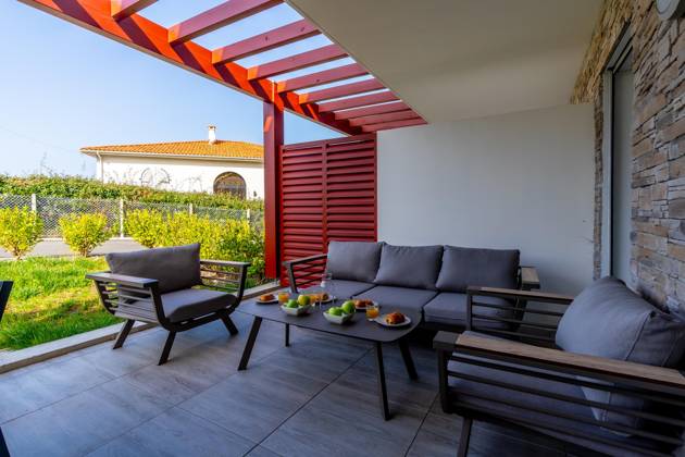 Terrace of Summer House Beauty Terrace with Breakfast at Dawn next to the Garden prepared Copyright: imageBROKER UnaixHuizi ibxuhu09268468.jpg