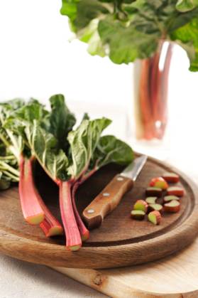 Bunch of fresh organic rhubarb on wooden board Copyright: xMariiaxKomarx xDesignxPicsx , 31171217 Copyright: MariiaxKomarx xDesignxPics 31171217