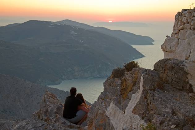 A couple watching the sunset on Folegandros island, Greece Copyright: xGeorgiosxAlexandrisx xDesignxPicsx , 31175728 Copyright: EricxIsseléex xDesignxPics 31175728