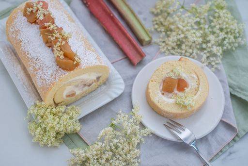 RECORD DATE NOT STATED A top view of a biscuit roll with rhubarb and elderflower served on a plate on a table *** einer Spitze Ansicht des einer Biskuit wälzen mit Rhabarber und Hollerblüte angerichtet am einer Teller am einer Tisch 6721855