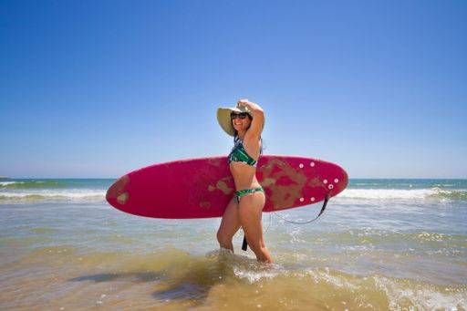 RECORD DATE NOT STATED A Hispanic woman wearing swimwear while holding a surfboard on the beach *** einer hispanisch Frau wearing Badekleidung wärend haltend einer Surfbrett am der Strand 6936223 ,model released, Symbolfoto