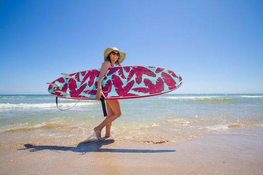 RECORD DATE NOT STATED A Hispanic woman wearing swimwear while holding a surfboard on the beach *** einer hispanisch Frau wearing Badekleidung wärend haltend einer Surfbrett am der Strand 6936231 ,model released, Symbolfoto