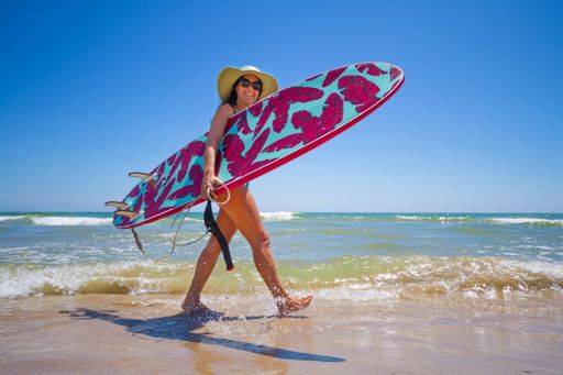 RECORD DATE NOT STATED A Hispanic woman wearing swimwear while holding a surfboard on the beach *** einer hispanisch Frau wearing Badekleidung wärend haltend einer Surfbrett am der Strand 6936247 ,model released, Symbolfoto