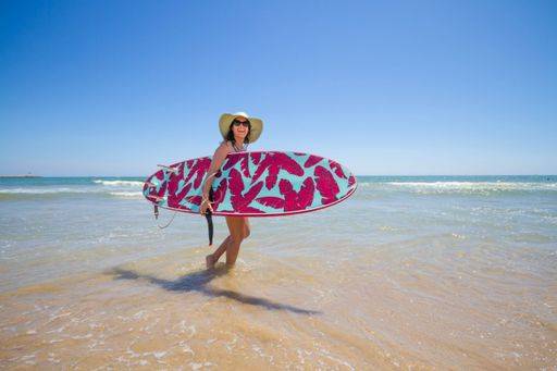 RECORD DATE NOT STATED A Hispanic woman wearing a swim wear while holding a surf board on the beach *** einer hispanisch Frau wearing einer Schwimm tragens wärend haltend einer Brandung Brett am der Strand 6936249 ,model released, Symbolfoto
