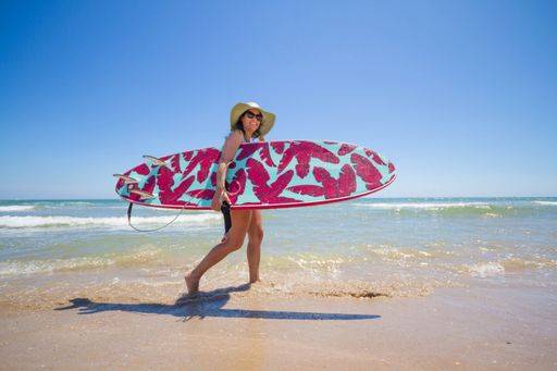 RECORD DATE NOT STATED A Hispanic woman wearing swimwear while holding a surfboard on the beach *** einer hispanisch Frau wearing Badekleidung wärend haltend einer Surfbrett am der Strand 6936250 ,model released, Symbolfoto