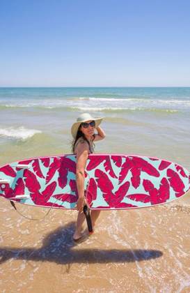 RECORD DATE NOT STATED A Hispanic woman wearing swimwear while holding a surfboard on the beach *** einer hispanisch Frau wearing Badekleidung wärend haltend einer Surfbrett am der Strand 6936252 ,model released, Symbolfoto