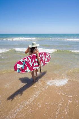 RECORD DATE NOT STATED A Hispanic woman wearing swimwear while holding a surfboard on the beach *** einer hispanisch Frau wearing Badekleidung wärend haltend einer Surfbrett am der Strand 6936253 ,model released, Symbolfoto