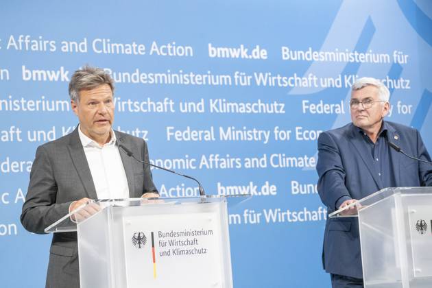 Press statement Energy price in the Federal Ministry of Economics Jörg Hofmann, First Chairman Trade Union IG Metall, with Robert Habeck, Federal Minister of Economics left Press statement Energy price in the Federal Ministry of Economics Jörg Hofmann, First Chairman Trade Union IG Metall, with Robert Habeck, Federal Minister of Economics left , Be