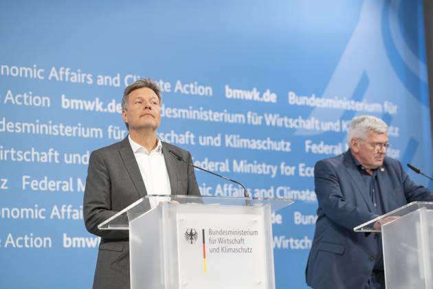 Press statement Energy price in the Federal Ministry of Economics Jörg Hofmann, First Chairman Trade Union IG Metall, with Robert Habeck, Federal Minister of Economics left Press statement Energy price in the Federal Ministry of Economics Jörg Hofmann, First Chairman Trade Union IG Metall, with Robert Habeck, Federal Minister of Economics left , Be