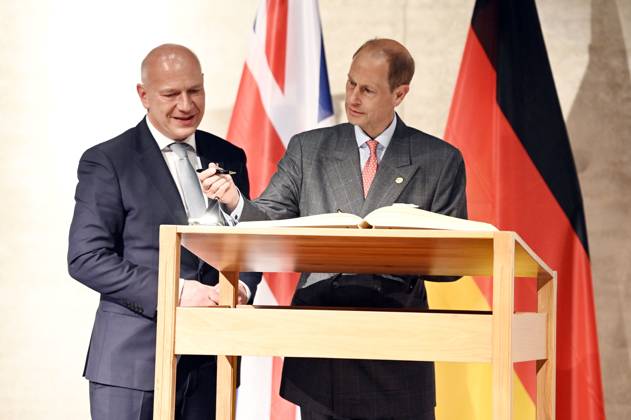 Kai Wegner and Prince Edward signing the Golden Book of Berlin and presenting The Duke of Edinburgh™s International Award in Germany at the James Simon Gallery Berlin, 22 05 2023. Foto:xF.xKernx xFuturexImage