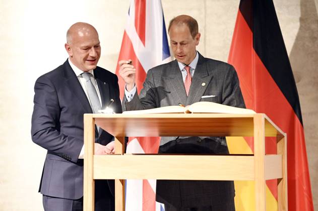 Kai Wegner and Prince Edward signing the Golden Book of Berlin and presenting The Duke of Edinburgh™s International Award in Germany at the James Simon Gallery Berlin, 22 05 2023. Foto:xF.xKernx xFuturexImage