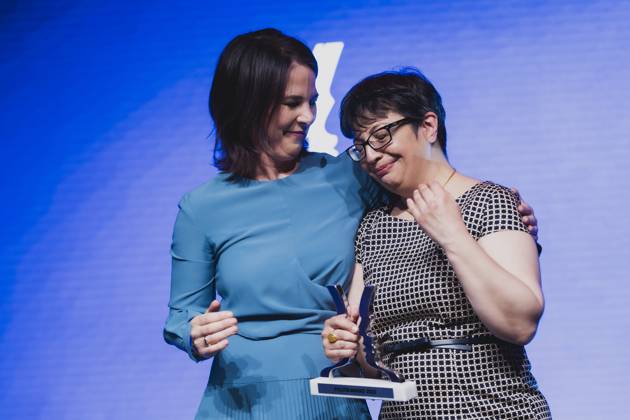 L R Annalena Baerbock Buendnis 90 Die Gruenen , Federal Minister of Foreign Affairs, and Shadi Sadr, Prize Winner Special Award Iran at the Politikaward, taken at the Politikaward in Berlin, 22 05 2023 Berlin Germany Copyright: xFlorianxGaertnerx