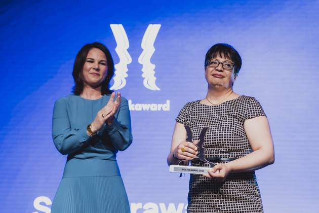L R Annalena Baerbock Buendnis 90 Die Gruenen , Federal Minister of Foreign Affairs, and Shadi Sadr, Prize Winner Special Award Iran at the Politikaward, taken at the Politikaward in Berlin, 22 05 2023 Berlin Germany Copyright: xFlorianxGaertnerx