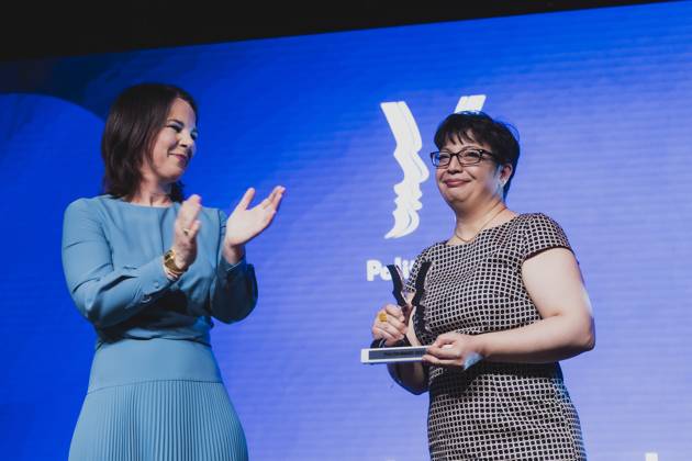 L R Annalena Baerbock Buendnis 90 Die Gruenen , Federal Minister of Foreign Affairs, and Shadi Sadr, Prize Winner Special Award Iran at the Politikaward, taken at the Politikaward in Berlin, 22 05 2023 Berlin Germany Copyright: xFlorianxGaertnerx