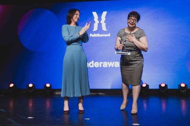 L R Annalena Baerbock Buendnis 90 Die Gruenen , Federal Minister of Foreign Affairs, and Shadi Sadr, Prize Winner Special Award Iran at the Politikaward, taken at the Politikaward in Berlin, 22 05 2023 Berlin Germany Copyright: xFlorianxGaertnerx