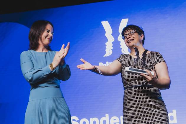 L R Annalena Baerbock Buendnis 90 Die Gruenen , Federal Minister of Foreign Affairs, and Shadi Sadr, Prize Winner Special Award Iran at the Politikaward, taken at the Politikaward in Berlin, 22 05 2023 Berlin Germany Copyright: xFlorianxGaertnerx