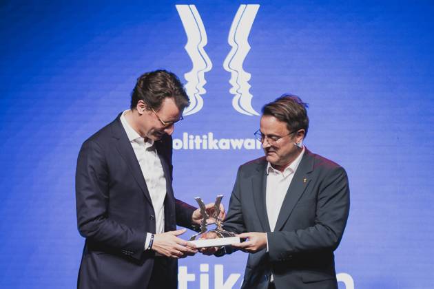 R L Xavier Bettel, Prime Minister of Luxembourg, and Hendrik Wuest, CDU, Minister President of North Rhine-Westphalia, photographed at the Politikawards in Berlin, 22 05 2023 Berlin Germany Copyright: xFlorianxGaertnerx
