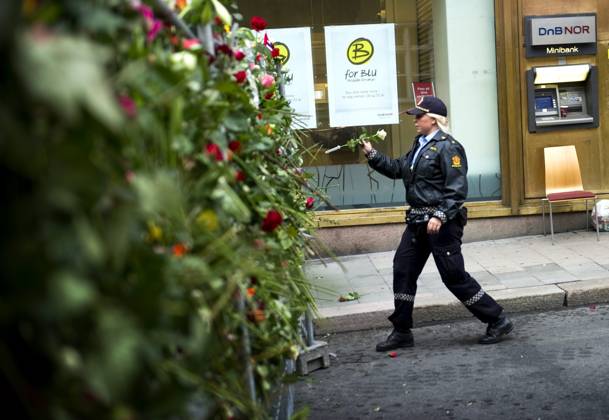 OSLO 20110725 A police officer with a flower in central Oslo Monday Several hundred thousand Norwegians attended the anti violence manifestation in central Oslo, Norway, July 25, 2011 Friday July 22 Ander Behring Breivik exploded a bomb in central Oslo and killed over 70 people at the island of Utoya Photo Bjorn Larsson Rosvall SCANPIX Code 9200 OSLO NORGE x9200x  Copyright: xBJÖRNxLARSSONxROSVALLx xTTx TOPP TERRORDAD NORGE