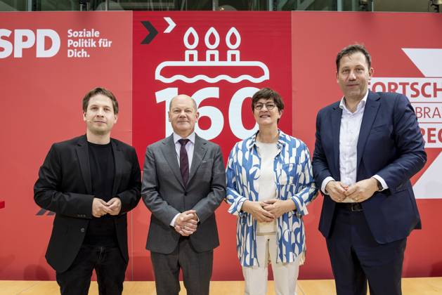 Kevin Kuehnert, SPD Secretary General, Olaf Scholz SPD , Chancellor, Saskia Esken, SPD Chairwoman, and Lars Klingbeil, SPD Chairman, recorded at the event öÄÃ Fortschritt braucht Gerechtigkeit öÄi Seit 160 Jahren Ideen fuer morgenöÄu im Willy Brandt Haus in Berlin, 04 10 2022 Berlin Germany Copyright: xKiraxHofmann photothek.dex