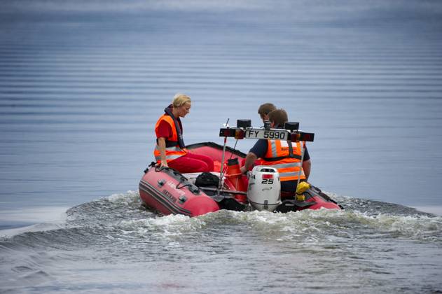 OSLO 20110723 Rescue workers go out to search for bodies following the 22 July shooting spree at Utoya island, west of the capital Oslo, Norway, 23 July 2011 A Norwegian man was charged 23 July with carrying out twin attacks that claimed at least 91 lives 22 July, police said PHOTO Björn Larsson Rosvall SCANPIX Code 9200 OSLO NORWAY x9200x  Copyright: xBJÖRNxLARSSONxROSVALLx xTTx OSLO ATTACKS
