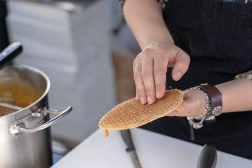A closeup shot of a person at a local market making traditional dutch stroopwafel waffles *** einer closeupe erschossen des einer person im einer Einheimischer Markt machend traditionelle niederlaendisch stroopwafel Waffeln 7321888 RECORD DATE NOT STATED
