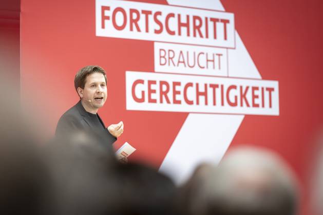 Kevin Kuehnert, SPD Secretary General, recorded at the event öÄÃ Fortschritt braucht Gerechtigkeit öÄi Seit 160 Jahren Ideen fuer morgenöÄu at the Willy Brandt Haus in Berlin, 04 10 2022 Berlin Germany Copyright: xKiraxHofmann photothek.dex