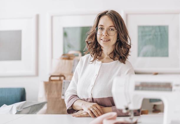 Confident fashion designer wearing eyeglasses at workshop model released, Symbolfoto property released, ADF00033