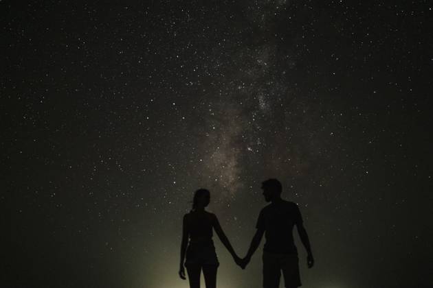 Silhouette of couple holding hands standing at night model released, Symbolfoto, GMLF01453