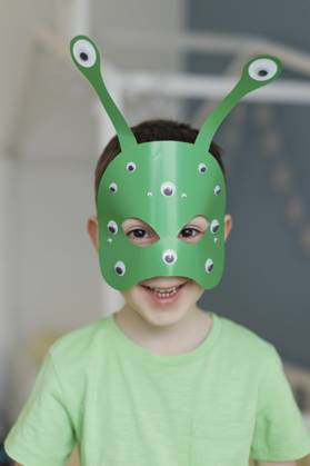 IMAGO Creative, Gesellschaft, Fasching Smiling boy wearing green alien mask model released, Symbolfoto property released, ONAF00505