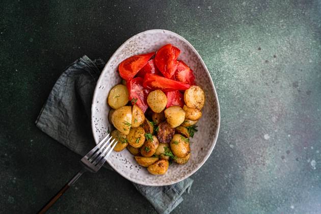 Roasted spring potato with fresh dill herb and raw vegetable salad served in the bowl AnnaBogush_ID13872_419036_001 Copyright: xAnnaxBogushx Model Released