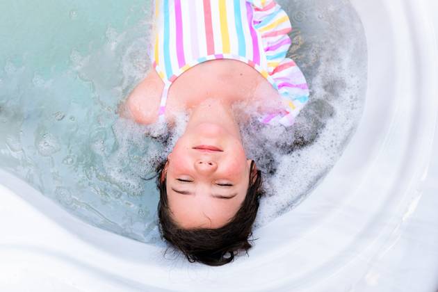 MR_ID14015_13411_ArhaneUnzueta.jpg Top view of relaxed girl in swimwear resting with closed eyes lying in water of pool in bathtub, Model released HodeiUnzueta_ID14015_422838_007 Copyright: xHodeixUnzuetax MR