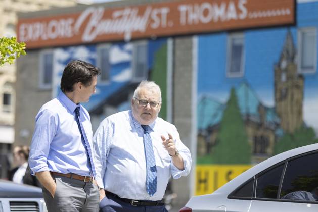 May 25, 2023, St. Thomas, ON, Canada: Prime Minister Justin Trudeau meets with mayor Joseph Preston at Legends Tavern in St. Thomas, Ont., on Thursday, May 25, 2023. St. Thomas Canada  - ZUMAc35_ 20230525_zaf_c35_034 Copyright: xNicolexOsbornex