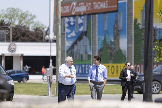 May 25, 2023, St. Thomas, ON, Canada: Prime Minister Justin Trudeau walks with mayor Joseph Preston to The Atrium in St. Thomas, Ont., on Thursday, May 25, 2023. St. Thomas Canada  - ZUMAc35_ 20230525_zaf_c35_036 Copyright: xNicolexOsbornex