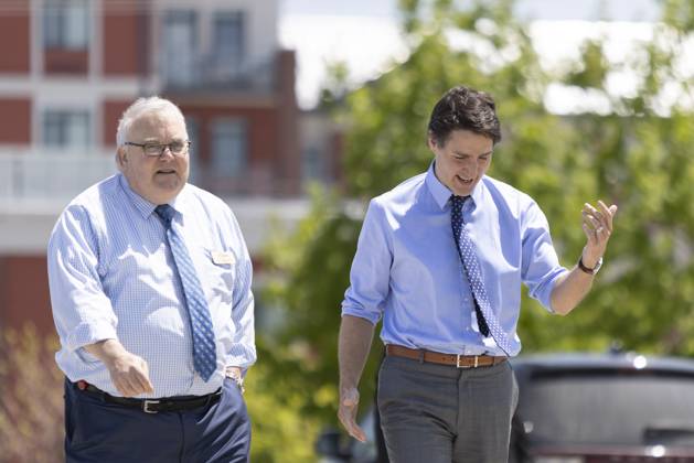 May 25, 2023, St. Thomas, ON, Canada: Prime Minister Justin Trudeau walks with mayor Joseph Preston to The Atrium in St. Thomas, Ont., on Thursday, May 25, 2023. St. Thomas Canada  - ZUMAc35_ 20230525_zaf_c35_039 Copyright: xNicolexOsbornex