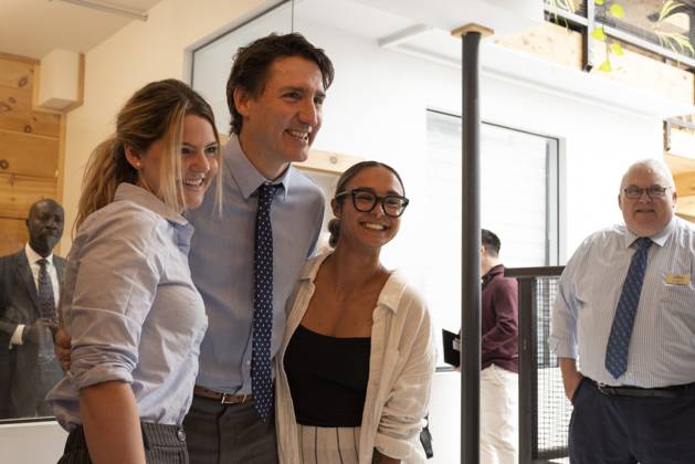 May 25, 2023, St. Thomas, ON, Canada: Prime Minister Justin Trudeau poses for a photo as he visits The Atrium in St. Thomas, Ont., on Thursday, May 25, 2023. St. Thomas Canada  - ZUMAc35_ 20230525_zaf_c35_043 Copyright: xNicolexOsbornex