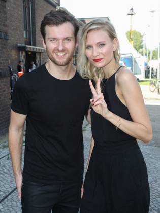 Daniel Grunenberg und Carolin Niemczyk vom Duo Glasperlenspiel bei Stars for Free 30.8.15 Magdeburg Daniel Grunenberg und Carolin Niemczyk vom Duo Glasperlenspiel bei Stars for Free 30.8.15 Magdeburg - Daniel Grunenberg and Carolin Niemczyk from the duo Glasperlenspiel at Stars for Free 30.8.15 Magdeburg Copyright: xZoonar.com AxelxKammererx 7693163