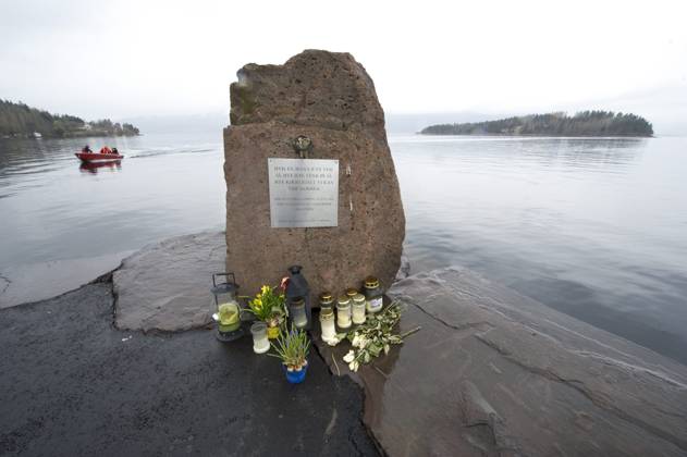 OSLO 20120415 Plaque in memory of the Utoeya massacer in the Utvika harbor where some 250 youngsters were evacuated July 22 2011 from Utoeya island, in the Tyrifjorden lake northwest of Oslo Monday Anders Behring Breivik will be put on trial for killing 77 people 69 of the victims were mostly teenagers, at a summer camp of the ruling Labour Party on Uto  Copyright: xFREDRIKxSANDBERGx xTTx UTOEYA BEFORE BREIVIK TRIAL