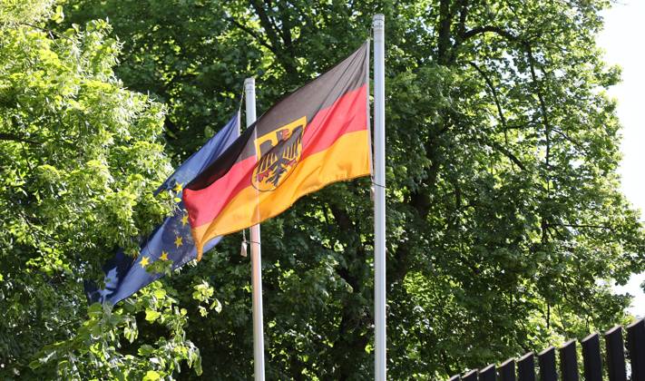 Russia Germany Consulates Visa Applications Suspension 8445498 31.05.2023 The flags of the EU and Germany wave on the territory of the German consulate general in Kaliningrad, Russia. Starting in June, the visa departments of the German consulates general in Kaliningrad, St. Petersburg, Yekaterinburg and Novosibirsk will stop accepting visa applications, with all documents to be processed by the German Embassy in Moscow. Vitaly Nevar Sputnik Kaliningrad Kaliningrad Region Russia  Copyright: xVitalyxNevarx