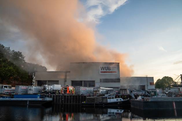 31 05 2023,Berlin,GER, Since the early evening there is a major fire in Berlin Neukölln It burns a warehouse at a waste disposal company