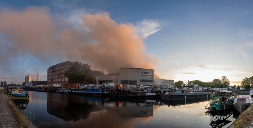 31 05 2023,Berlin,GER, Since the early evening there is a major fire in Berlin Neukölln It burns a warehouse at a waste disposal company