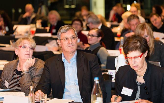 <p>Bernd Riexinger, Mitte, ist am Samstag, 08.12.13, in Herne Gast beim Landesparteitag der Linken. Im Herner Kulturzentrum fand der Landesparteitag der NRW-Linken statt. Deutschland NRW Herne Copyright: RainerxRaffalski