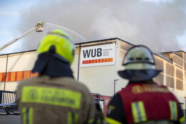 Major fire in warehouse at a waste disposal company, The Berlin fire department is in a warehouse fire of a recycling company with over 120 forces since the early Wednesday evening in use According to a spokesman for the Berlin fire department, a warehouse with 5000sqm in several sections caught fire and affected by