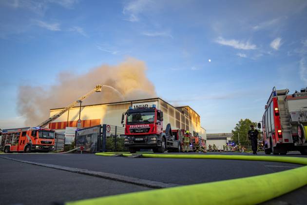 Major fire in warehouse at a waste disposal company, The Berlin fire department is in a warehouse fire of a recycling company with over 120 forces since the early Wednesday evening in use According to a spokesman for the Berlin fire department, a warehouse with 5000sqm in several sections caught fire and affected by