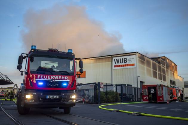 Major fire in warehouse at a waste disposal company, The Berlin fire department is in a warehouse fire of a recycling company with over 120 forces since the early Wednesday evening in use According to a spokesman for the Berlin fire department, a warehouse with 5000sqm in several sections caught fire and affected by