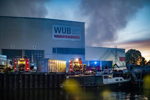 Major fire in warehouse at a waste disposal company, The Berlin fire department is in a warehouse fire of a recycling company with over 120 forces since the early Wednesday evening in use According to a spokesman for the Berlin fire department, a warehouse with 5000sqm in several sections caught fire and affected by