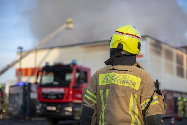 Major fire in warehouse at a waste disposal company, The Berlin fire department is in a warehouse fire of a recycling company with over 120 forces since the early Wednesday evening in use According to a spokesman for the Berlin fire department, a warehouse with 5000sqm in several sections caught fire and affected by