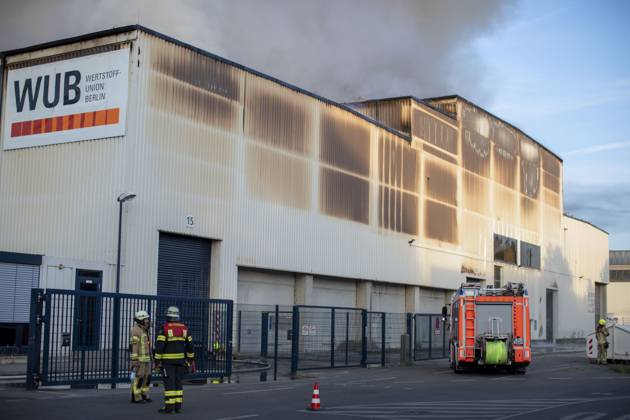 Major fire in warehouse at a waste disposal company, The Berlin fire department is in a warehouse fire of a recycling company with over 120 forces since the early Wednesday evening in use According to a spokesman for the Berlin fire department, a warehouse with 5000sqm in several sections caught fire and affected by