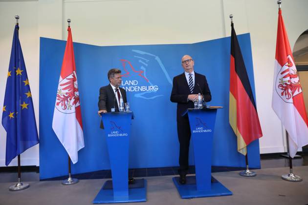Robert Habeck Bündnis 90 Die Grünen, Federal Minister for Economic Affairs and Climate Protection and Dietmar Woidke SPD, Minister-President of Brandenburg , v l , during a press conference on structural development and coal phase-out in Lusatia, State Chancellery, Potsdam, 1 June 2023 Minister-President Woidke receives Federal Minister for Economic Affairs Habeck